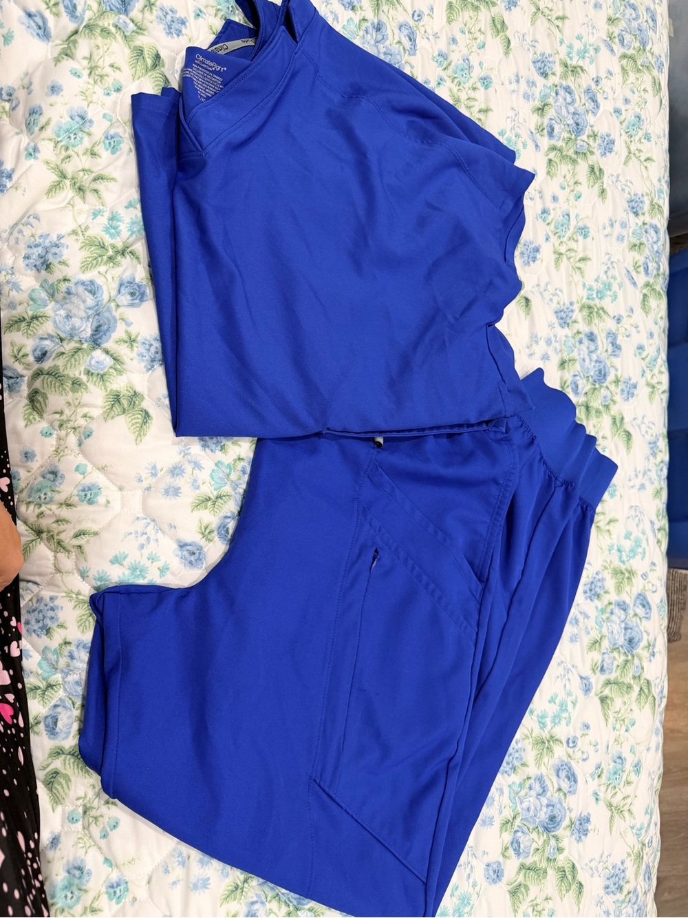 ClimateRight Scrub Set in Cobalt Blue top is a XL,jogger is a large.